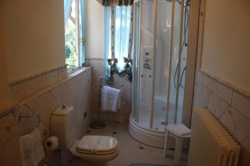 a bathroom with a shower and a toilet at Hotel Kyrton in Forte dei Marmi