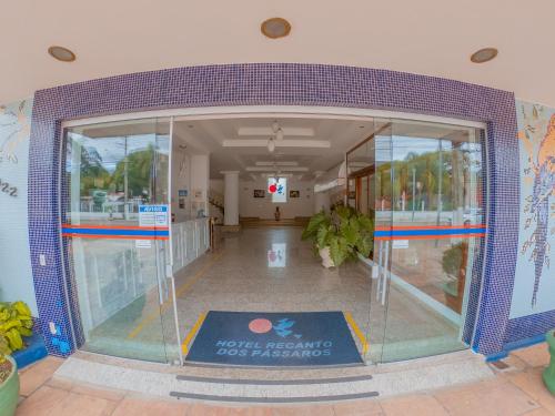 a lobby of a building with a glass entrance at Hotel Recanto dos Pássaros in São Sebastião