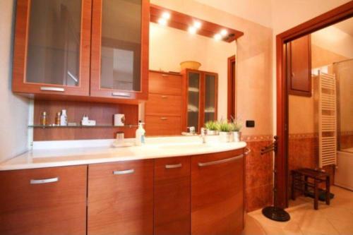 bagno con lavandino e grande specchio di Cherry’s house sea view citra 010037-LT-0449 a Moneglia