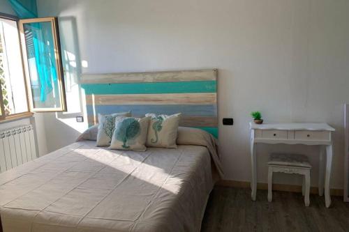 una camera con un grande letto con testiera in legno di Cherry’s house sea view citra 010037-LT-0449 a Moneglia