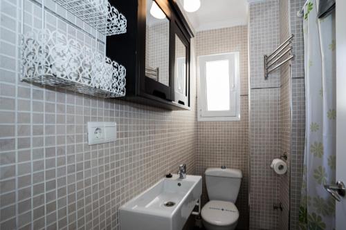 ネルハにあるAndaluz Apartments - Algarroboのバスルーム(白いトイレ、シンク付)