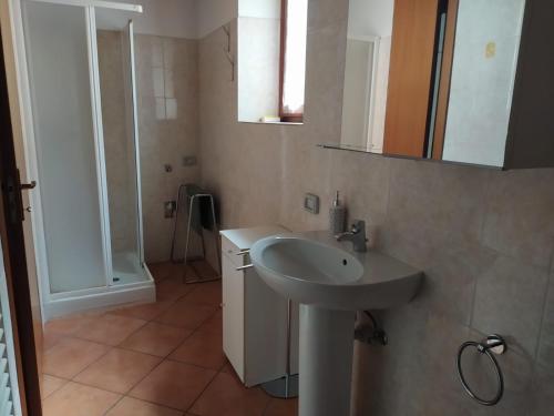 uma casa de banho com um lavatório e um espelho em La corte del pane em Valbrona