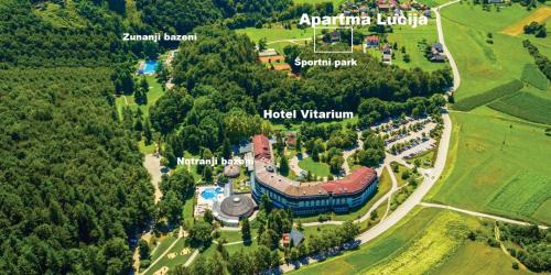 uma vista aérea de um edifício num parque em Apartment Lucija-Terme Šmarješke Toplice em Smarjeske Toplice