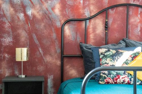una camera con letto e parete rossa di Madaras ház a Tard