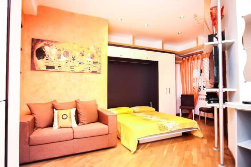 PETITE HOME IN ROME