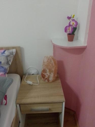 a table with a rock on it next to a bed at Studio apartman Šafarić in Sveti Martin na Muri