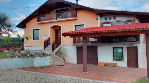 a house with a red roof at Studio apartman Šafarić in Sveti Martin na Muri