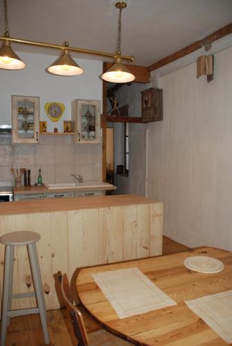 - une cuisine avec un comptoir en bois et une table dans l'établissement Appartement de charme au cœur d une cité médiévale, à Villefranche-de-Conflent