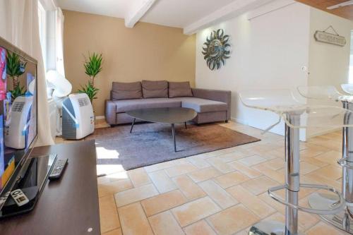 un salon avec un canapé et une table dans l'établissement Appartement centre ville St Maxime, plage à pied, à Sainte-Maxime