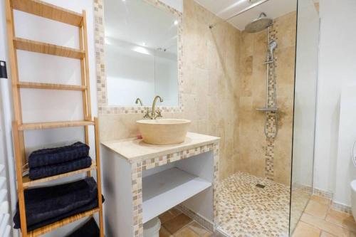 une salle de bain avec un lavabo et une douche dans l'établissement Appartement centre ville St Maxime, plage à pied, à Sainte-Maxime