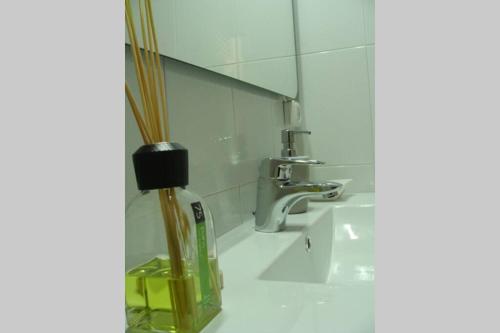 a bathroom with a sink and a mirror at Apartamento al lado de la playa con parking y jardín in Platja  d'Aro