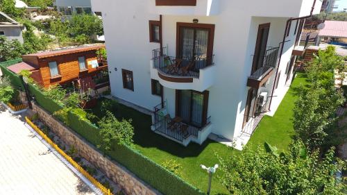 una vista aérea de un edificio con patio en Bahçe Apart, en Kas