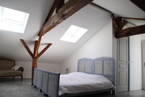 Ένα ή περισσότερα κρεβάτια σε δωμάτιο στο LE Gîte DE LA GRANGE DE BROUSTIC