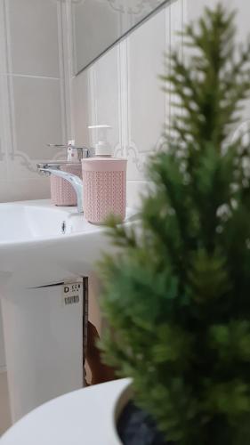 uma árvore de Natal sentada em cima de um lavatório de casa de banho em Элитные апартаменты в Центре em Semei
