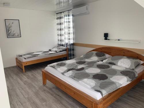 1 dormitorio con 2 camas en una habitación en Centrum nyaraló Vonyarcvashegy, en Vonyarcvashegy