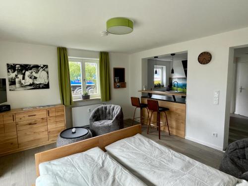 a bedroom with a bed and a kitchen at BÄRENALP Ferienwohnen in Garmisch-Partenkirchen