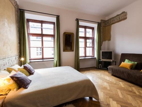 1 dormitorio con 1 cama grande y 1 sofá en Nicholas Studio en Cracovia