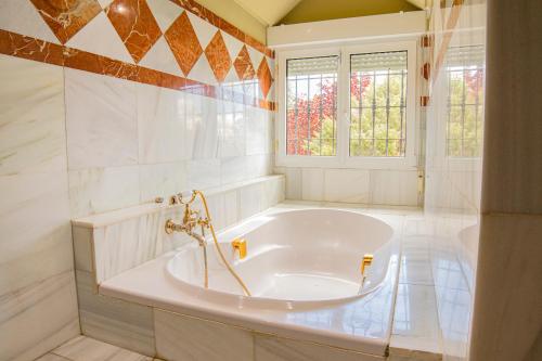 Ένα μπάνιο στο Quinta Navalafuente, Casa Rural, Villa COMPLETA en Madrid