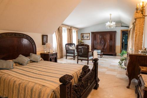 a bedroom with a large bed in a room at Quinta Navalafuente, Casa Rural, Villa COMPLETA en Madrid in Navalafuente