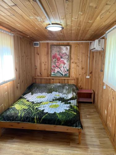 ラザレフスコエにあるFazenda Guest houseの木製の部屋にベッド1台が備わるベッドルーム1室があります。