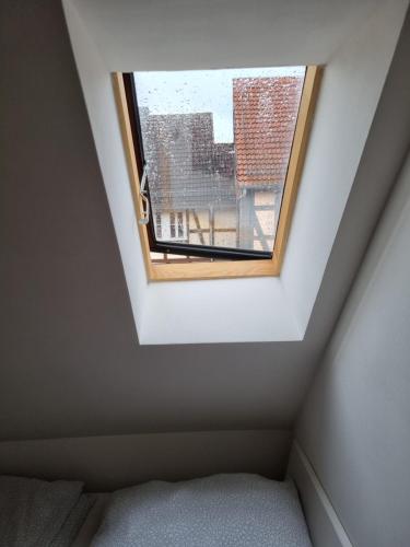 a small window in a room with a bed at Ferienwohnung/Monteurwohnung Alte Scheune bei Kassel in Weimar