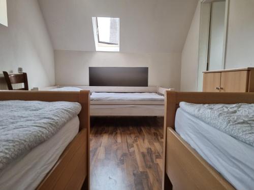 A bed or beds in a room at Ferienwohnung/Monteurwohnung Alte Scheune bei Kassel
