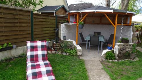 a backyard with a table and an umbrella at Bungalow bei Warnemünde in Elmenhorst