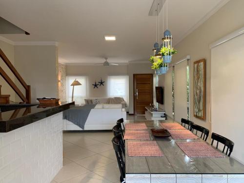 une cuisine et une salle à manger avec une table et un lit dans l'établissement Casa em condomínio fechado, com piscina privativa em Juquehy, à São Sebastião