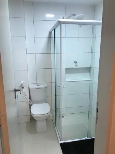 een badkamer met toilet en glazen douche bij BrunoApartamentos Recife - Boa Vista - Apt 508 (temporada) in Recife