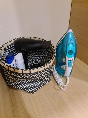 uma cesta com um secador de cabelo e um secador de cabelo em Rietumkrasta seaside apartment em Liepāja