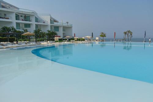 a large swimming pool in front of a hotel at De las mejores vistas del Condominio in Nuevo Vallarta 