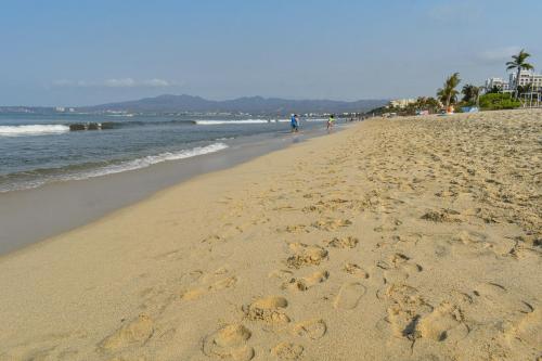 a sandy beach with footprints in the sand at De las mejores vistas del Condominio in Nuevo Vallarta 