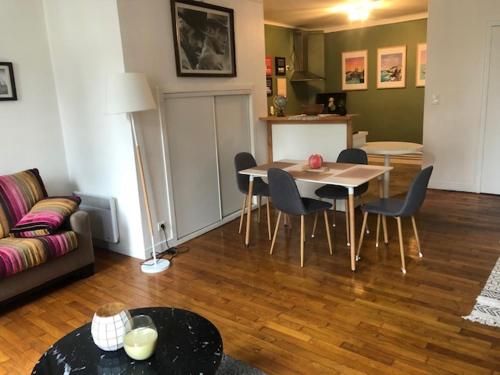 un salon avec une table, des chaises et un canapé dans l'établissement Spacieux T3 en hyper centre, à Quimper