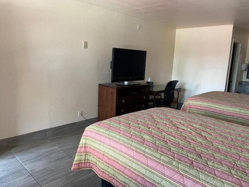 Μια τηλεόραση ή/και κέντρο ψυχαγωγίας στο Texas Inn Seguin