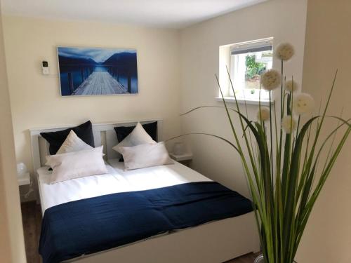 維斯馬的住宿－Sandstrand，一间卧室,里面装有床和植物