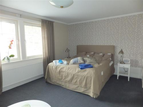 a bedroom with a large bed in a room at Pensionatet i Mellanfjärden in Mellanfjärden