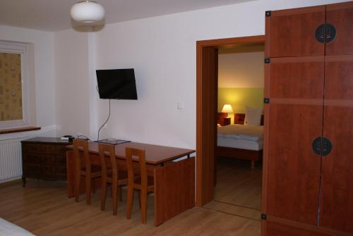 ロンデク・ズドルイにあるWilla Moja Gawraのデスク付きの部屋、ベッド付きのベッドルーム1室が備わります。