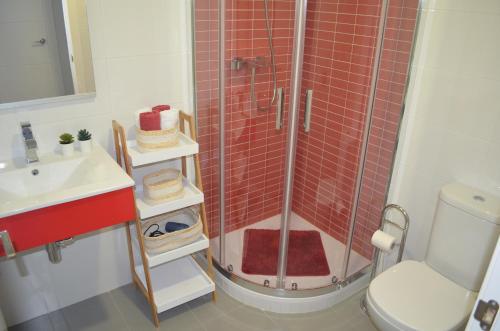 ein Bad mit einer Dusche, einem Waschbecken und einem WC in der Unterkunft Enjoy Denia in Denia