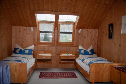Tempat tidur dalam kamar di Haus Klebern, Egg - im Zentrum des Bregenzerwaldes