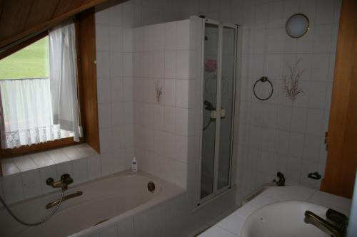 Een badkamer bij Haus Klebern, Egg - im Zentrum des Bregenzerwaldes