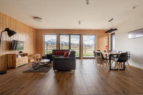 een woonkamer met een bank en een tafel bij Biołe Izby in Poronin