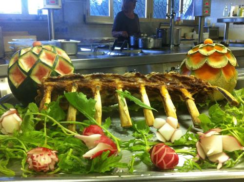 une assiette de nourriture avec des légumes sur une table dans l'établissement Hotel Ristorante Vecchia Maremma, à Orbetello