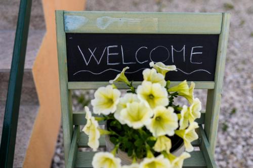 a sign that says welcome with a bouquet of flowers at Bonaca in Rogotin