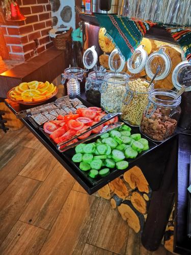 الطعام في بيت الضيافة أو بالجوار