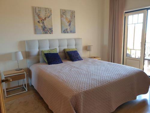 Postel nebo postele na pokoji v ubytování Oura Beach T1 apartment Coral , close to the Strip, Swimming Pool, Wi Fi, A/C
