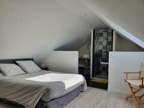 een slaapkamer met een wit bed en een trap bij Marafiki Etretat in Percoq
