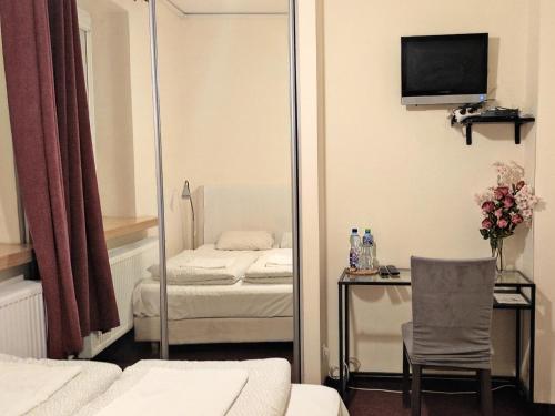 Postel nebo postele na pokoji v ubytování Hostel Helvetia Rooms Warsaw CITY CENTER and OLD TOWN