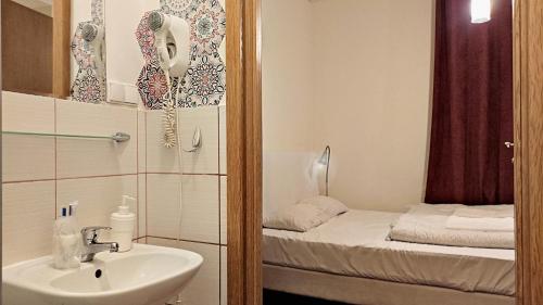 Postel nebo postele na pokoji v ubytování Hostel Helvetia Rooms Warsaw CITY CENTER and OLD TOWN