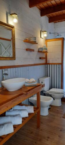 - Baño con 2 lavabos y 2 aseos en VILLA DEL SOL, en Punta del Diablo