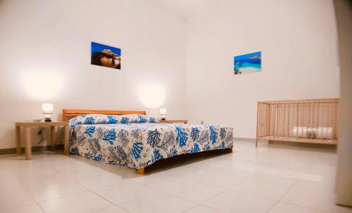 una camera con un letto e due quadri appesi al muro di Lu Cori di Sossu a Sorso